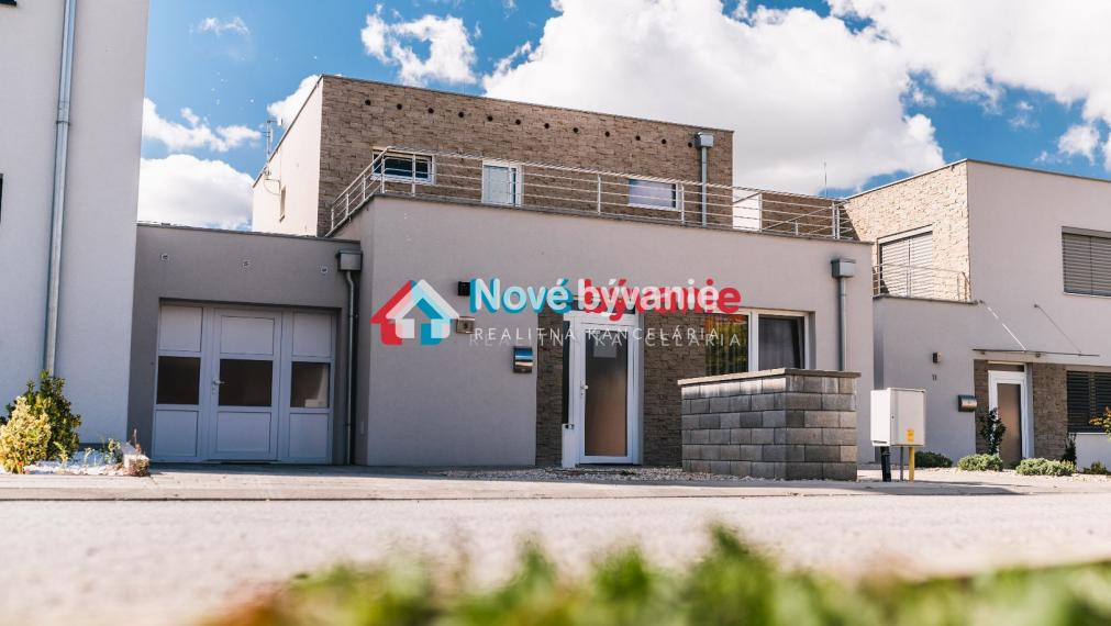 REZERVOVANÉ - Predaj nadštandardný zariadený 4 izbový dom v radovej zástavbe - Nitra (N007-12-JAJa)