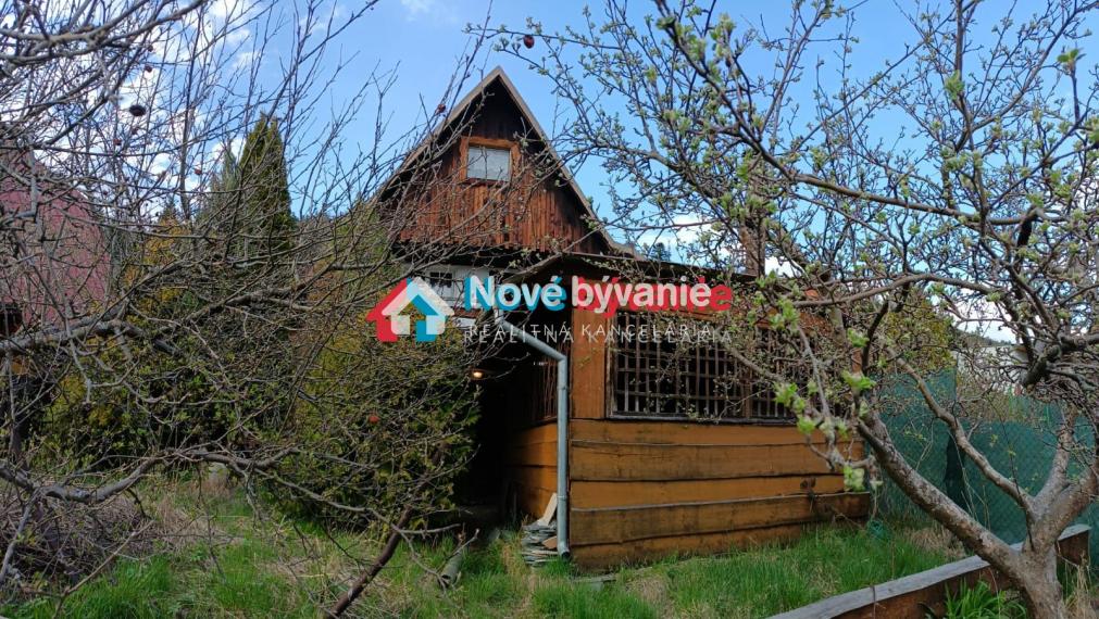NOVÉ BÝVANIE RK vám ponúka na predaj exkluzívne (na juh, slnečne orientovanú) Chatu, rekreačný domček v katasri obce Hranovnica