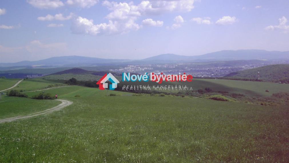 NA PREDAJ POZEMOK (TTP) VHODNÝ NA ODDYCH S NÁDHERNÝM VÝHĽADOM NA OKOLIE KOŠÍC.