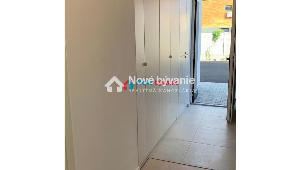 Na prenájom priestranný 3 izbový byt s terasou a parkovaním