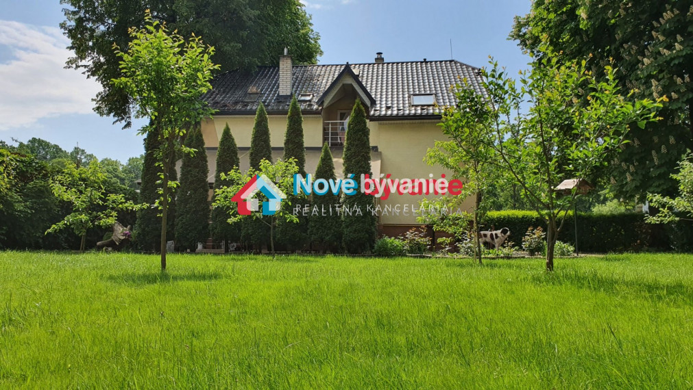 Na PREDAJ rodinný dom v centre mesta Snina vhodný aj na podnikanie (N036-12-ALM3a)