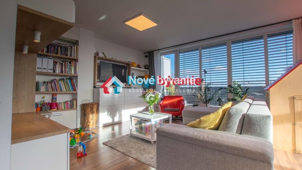 PANORAMATICKÝ 3 izb. BYT 120 m2 + 60 m2 TERASA + 2x garáž. státie + murovaná pivnica na PREDAJ