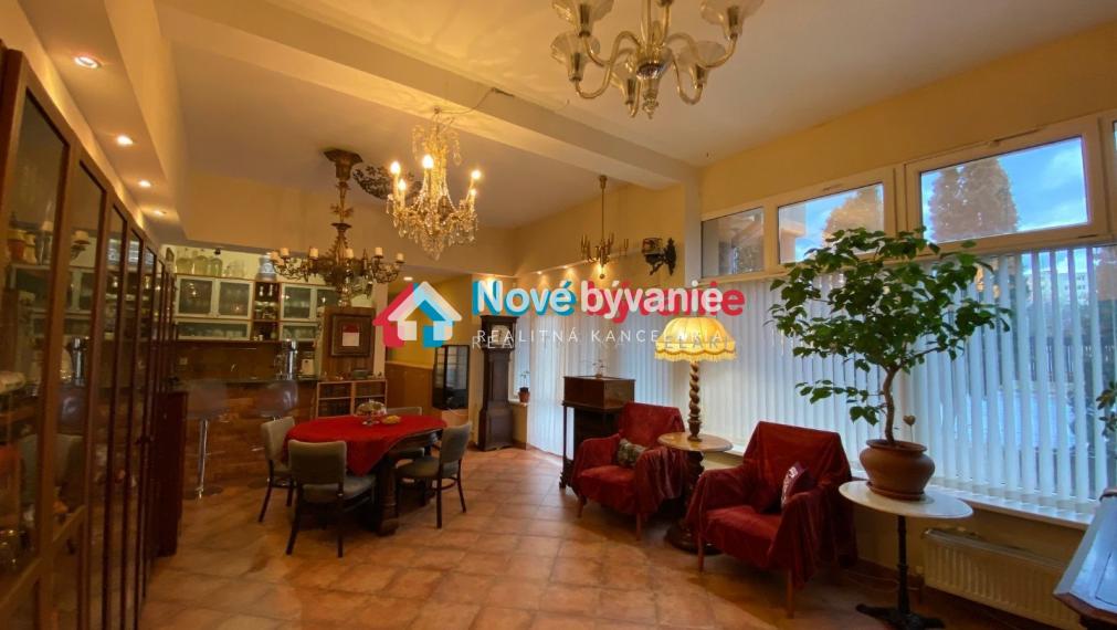 PREDAJ veľký 3 izb. apartmán, VYSOKÉ STROPY, VEĽKÉ OKNÁ, PARKOVANIE vo DVORE (N039-113-OTKAa)