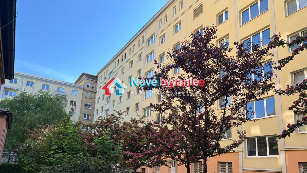 PRENAJOM - STARE MESTO, zastavka Americke námestie - 3 izb. byt s balkónom - drevené stromčekove parkety