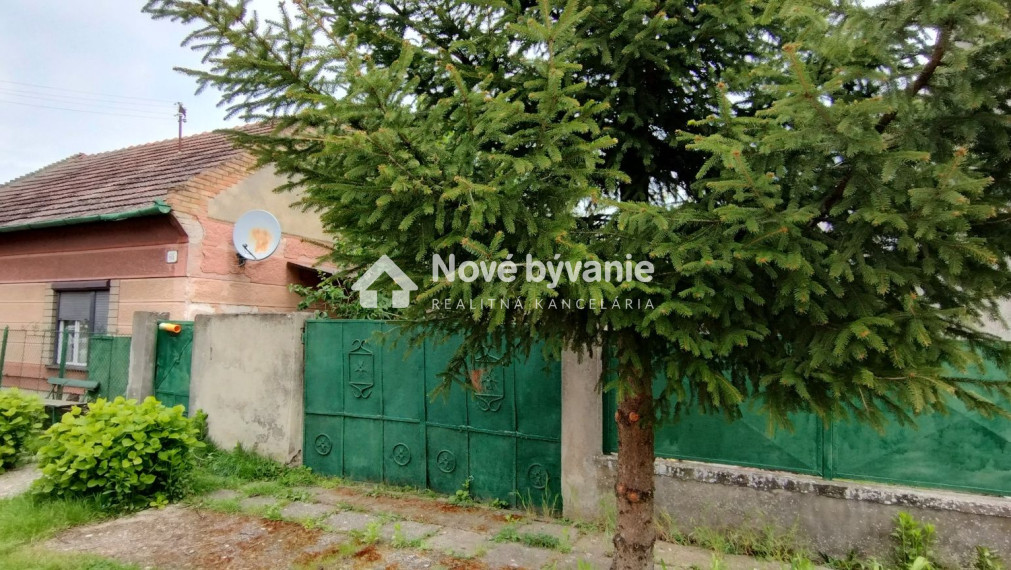 REZERVOVANÝ/Predaj, päťizbový rodinný dom s krásnym pozemkom-Bíňa(N122-12-FRADE)