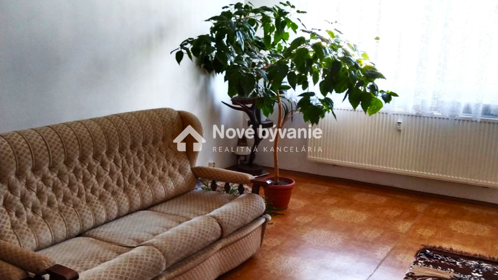 ZNÍŽENÁ CENA - Priestranný 3-izbový byt v centre Sečoviec