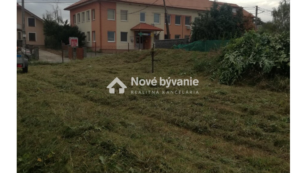 NA PREDAJ pozemok v srdci obce Kuzmice ( okres TV )