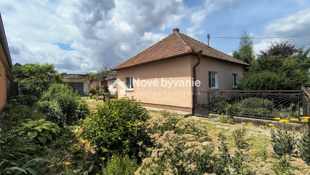 Na predaj priestranný pozemok s domom Nitra - Horné Krškany (036-12-BP)