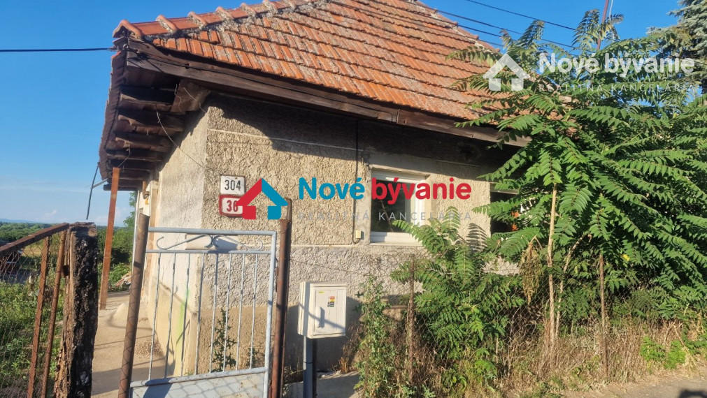 Exkluzívne na predaj pozemok so starším RD obec Leles