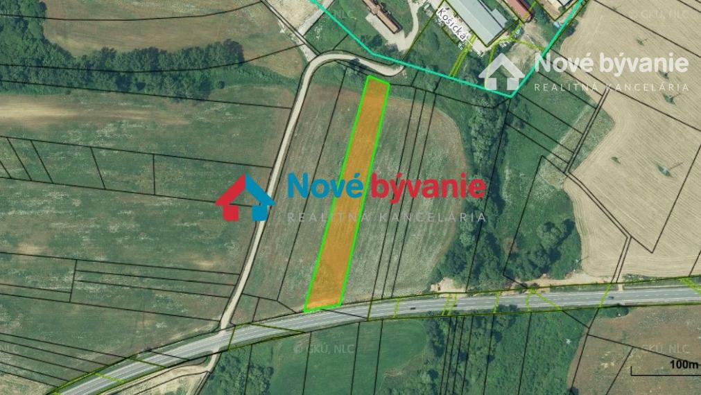 N006-14-SAKI  POZEMOK V ROŽŇAVE PRI HLAVNEJ CESTE DO KOŠÍC