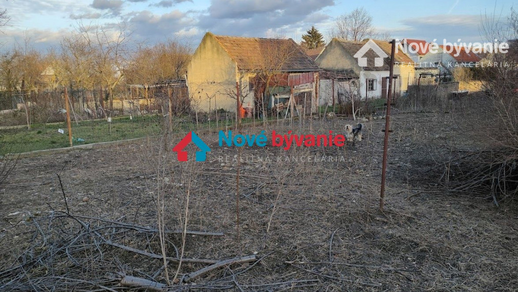 Investičný pozemok s rodinným domom vo Vajnoroch
