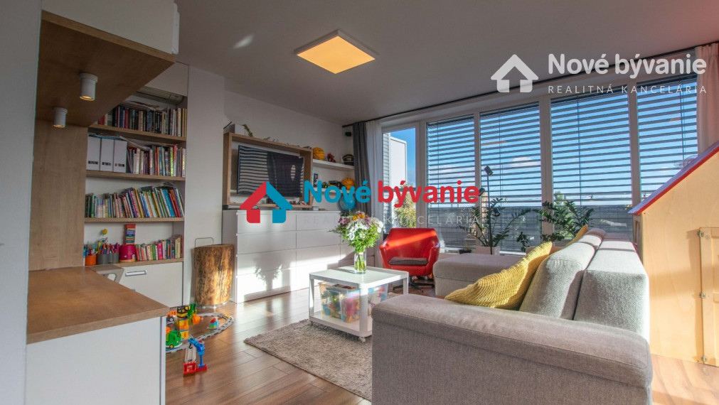 PANORAMATICKÝ 3 izb. BYT 120 m2 + 60 m2 TERASA + 2x garáž. státie + murovaná pivnica na PREDAJ