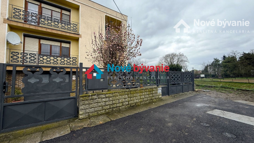 REZERVOVANÝ štvorizbový dom vo výbornej lokalite-Želiezovce(N170-12-FRADE3)