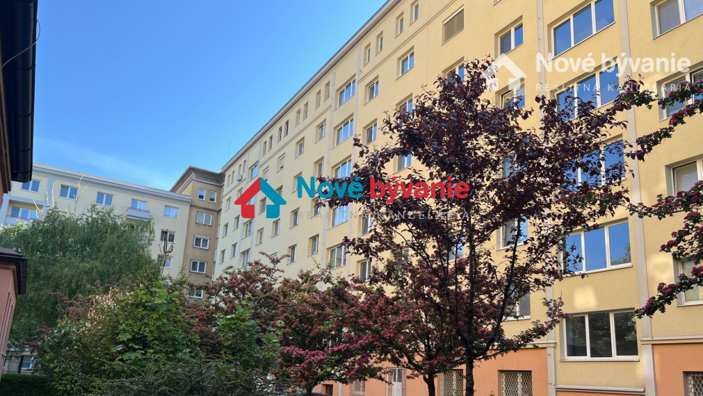 PRENAJOM - STARE MESTO, zastavka Americke námestie - 3 izb. byt s balkónom - drevené stromčekove parkety