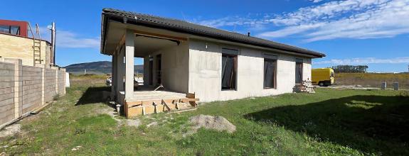 Ponúkame Vám na predaj moderný tehlový bungalov v tichej a vyhľadávanej lokalite Prešov – Nižná Šebastová.