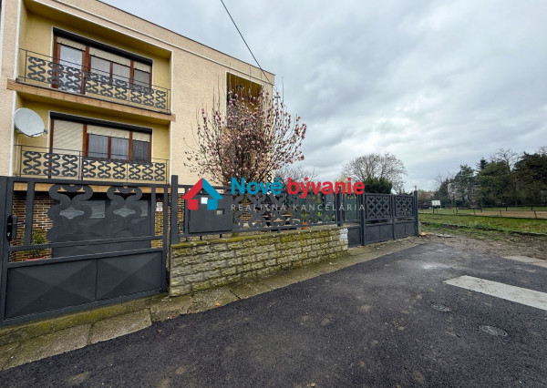 REZERVOVANÝ štvorizbový dom vo výbornej lokalite-Želiezovce(N170-12-FRADE3)