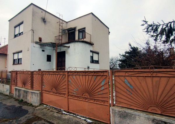 REZERVOVANÉ, dom v dobrej lokalite-Želiezovce(N156-12-FRADE)