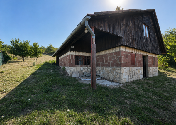 Viničny domček s veľkým pozemkom | Staré Levice (N014-13-NAGA)