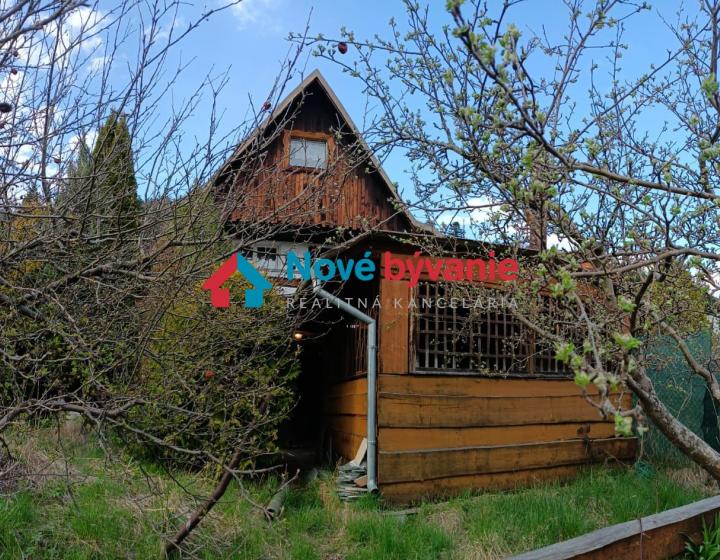 NOVÉ BÝVANIE RK vám ponúka na predaj exkluzívne (na juh, slnečne orientovanú) Chatu, rekreačný domček v katasri obce Hranovnica