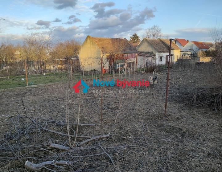 Investičný pozemok s rodinným domom vo Vajnoroch