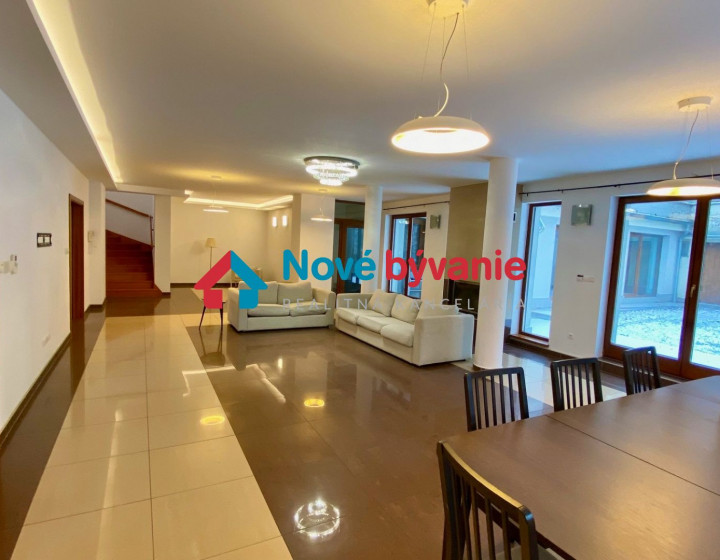 Predaj exkluzívna mestská vila pri lese + bazén + sauna + 3x garáž /N257-12-OTKA/