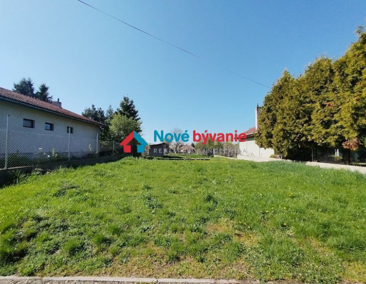 Menší stavebný pozemok pre rodinný dom v obci Jur Nad Hronom (N019-14-MAHA)