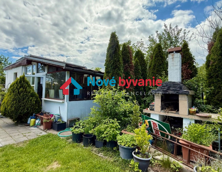 REZERVOVANÉ - Krásna záhrada + murovaná chatka s prekrytou terasou - BA Rača - odstupné (N268-24-OTKAE)