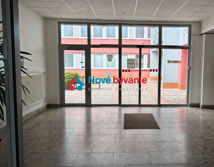 Veľký kancelársko-administratívny priestor na prenájom v centre NR + 2 parkovacie miesta ( N030-25-BP)