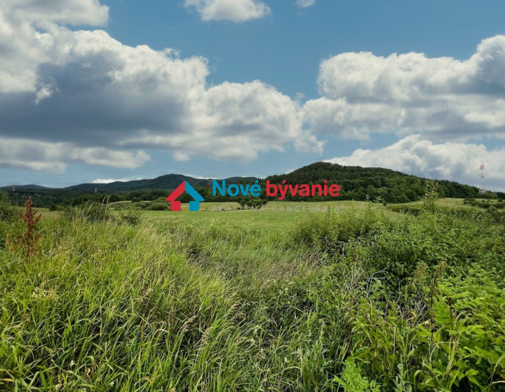 Krásny, slnečný, rovinatý pozemok - ako stvorený pre rodinný dom. (N007-14-MIDUt)