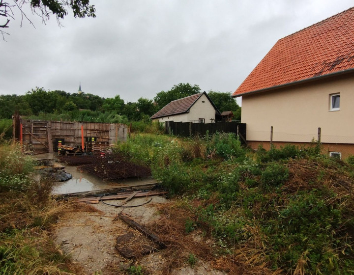 Predaj, pozemok so stavebným povolením-Čaka(N131-14-FRADa)