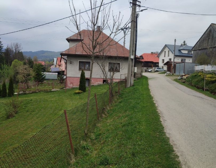 Pozemok so starším rodinným domom v malebnej obci Oravské Veselé
