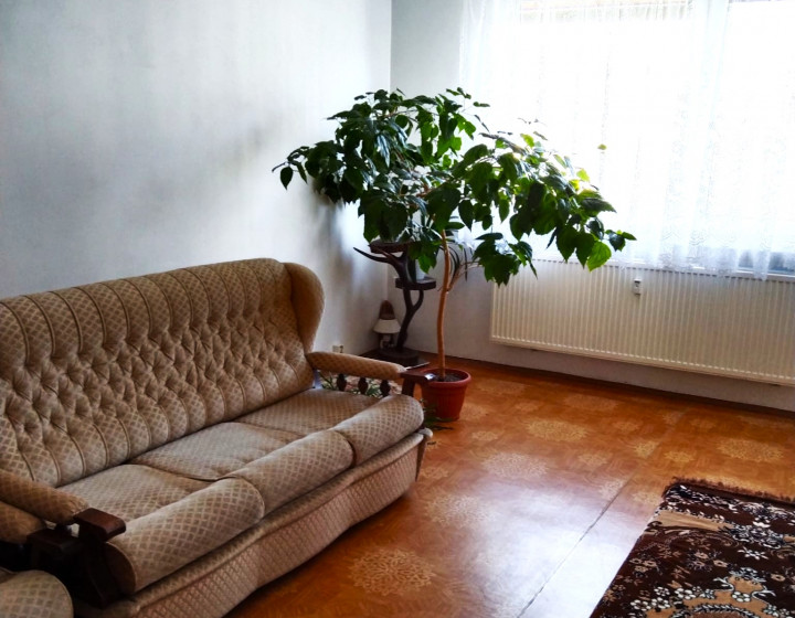 ZNÍŽENÁ CENA - Priestranný 3-izbový byt v centre Sečoviec