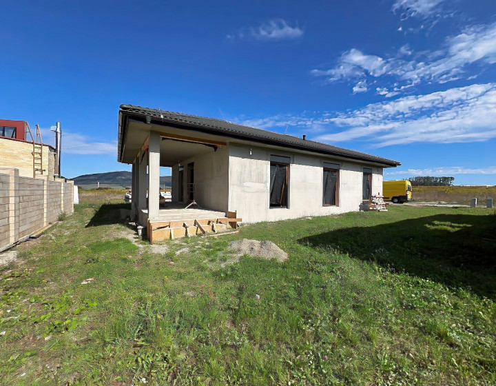 Ponúkame Vám na predaj moderný tehlový bungalov v tichej a vyhľadávanej lokalite Prešov – Nižná Šebastová.