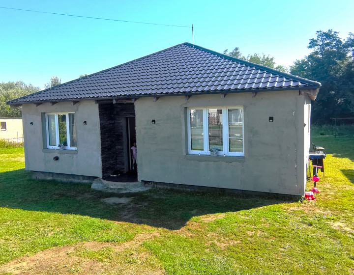 PREDAJ: Novostavba bungalovu s veľkým pozemkom v obci Hraň