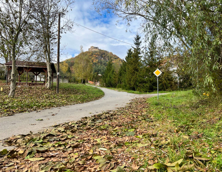 Na predaj krásny pozemok so stavebným povolením – Kapušany (pod hradom)