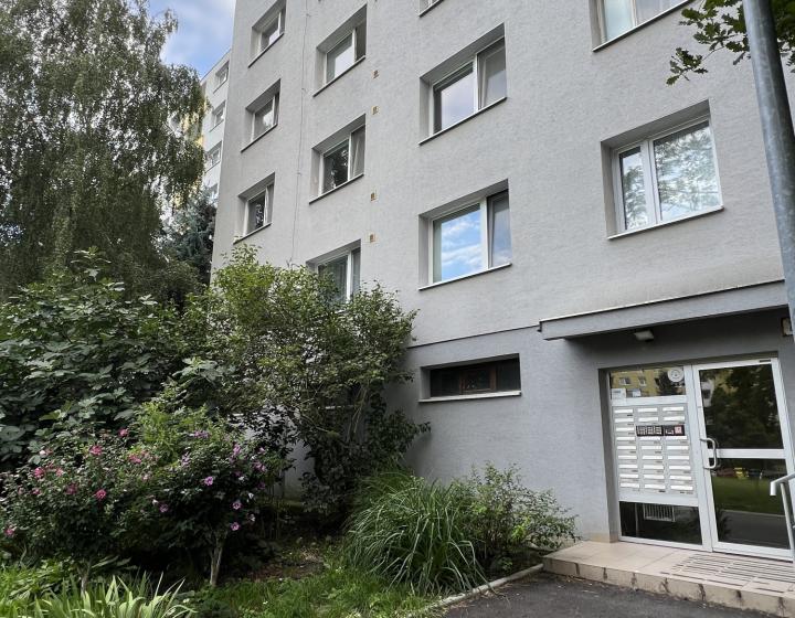 Hľadám 4 izb.byt na prenájom Bratislava-Dúbravka