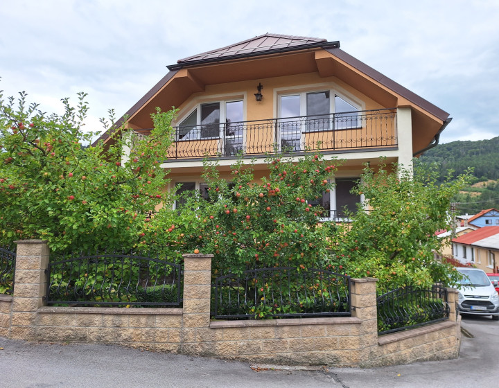 Rodinný dom 325m²,  pozemok  689m², mesto Krásno nad Kysucou