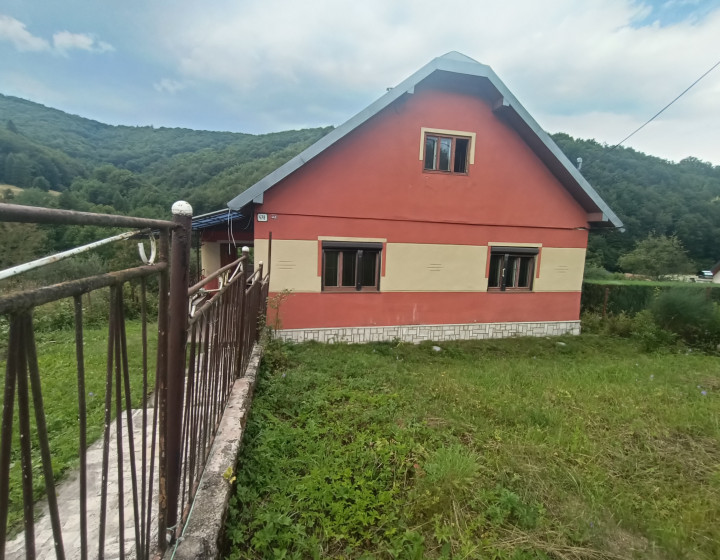Rodinný dom s veľkým pozemkom na predaj – Slovinky