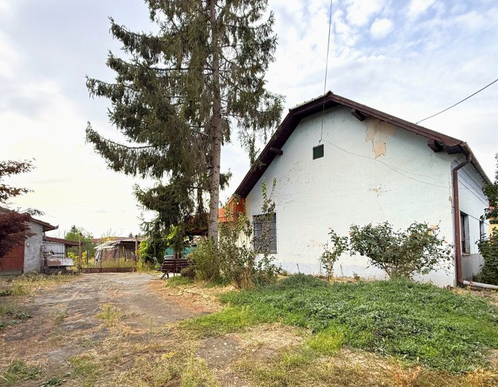 Predaj domu pri Štúrove s pozemkom 1 224m2 - Nána